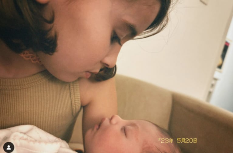 La foto más tierna de Rufina, la hija de China Suárez y Nicolás Cabré, sosteniendo a su prima recién nacida: "Ponjitas"