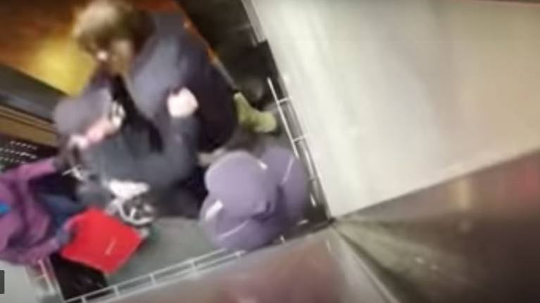 La golpiza de un anciano a joven que le tosió en la cara dentro de un ascensor