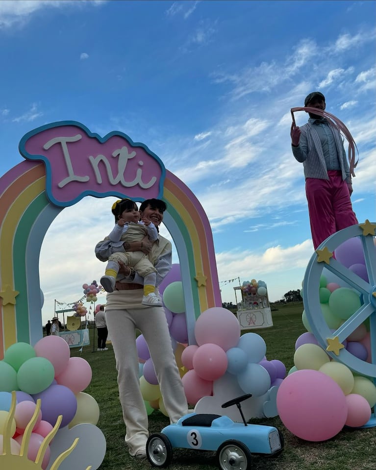 La hija de Cazzu cumplió un año: fiesta estilo kermesse infantil con invitadas de lujo