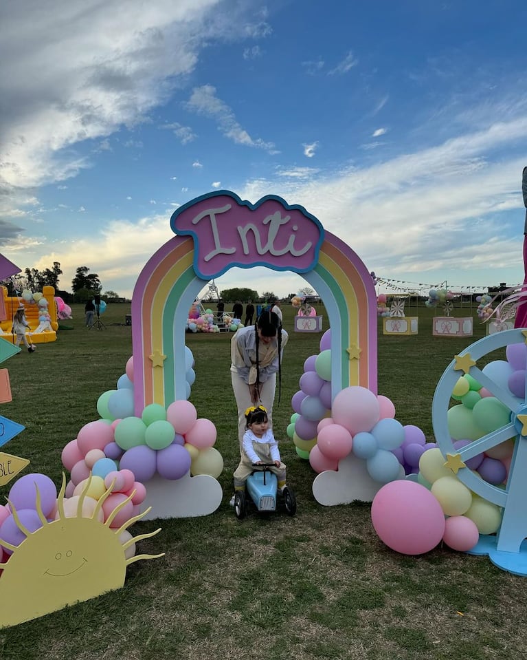 La hija de Cazzu cumplió un año: fiesta estilo kermesse infantil con invitadas de lujo