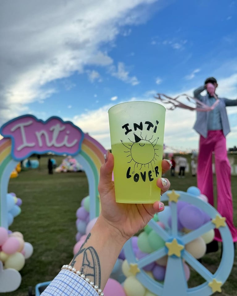 La hija de Cazzu cumplió un año: fiesta estilo kermesse infantil con invitadas de lujo