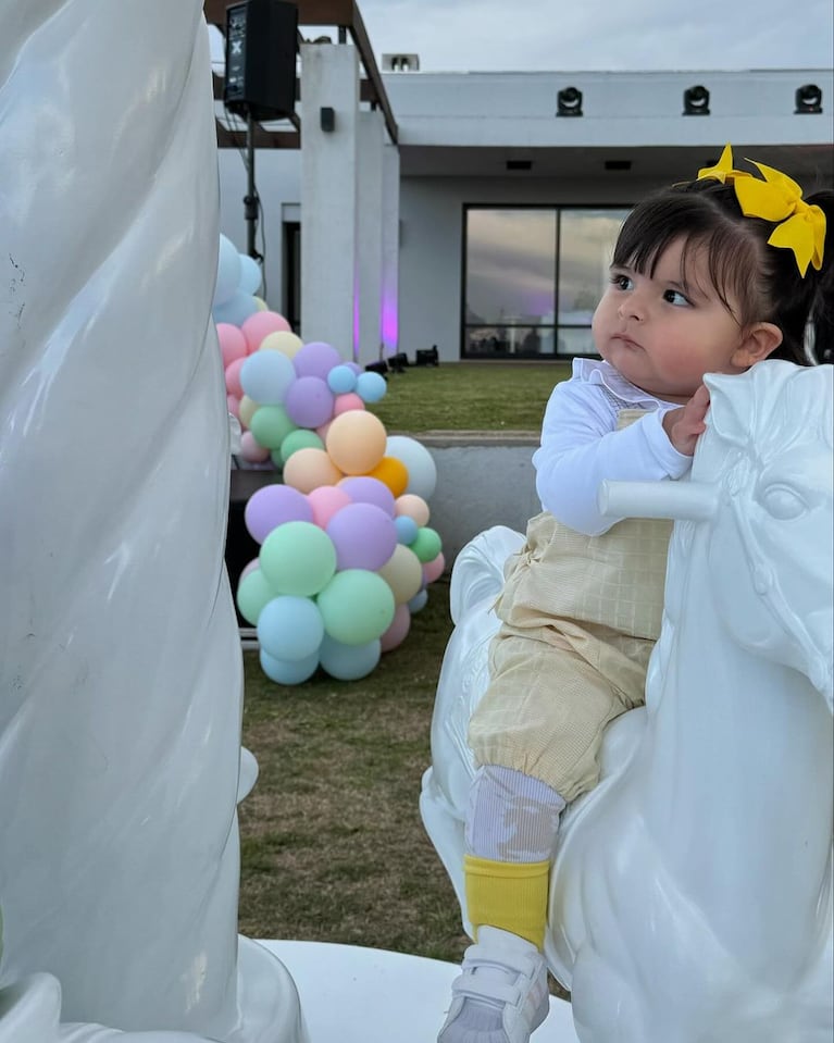 La hija de Cazzu cumplió un año: fiesta estilo kermesse infantil con invitadas de lujo