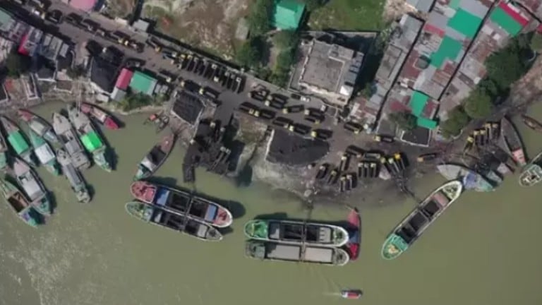 La impresionante vista aérea de una fábrica de carbon