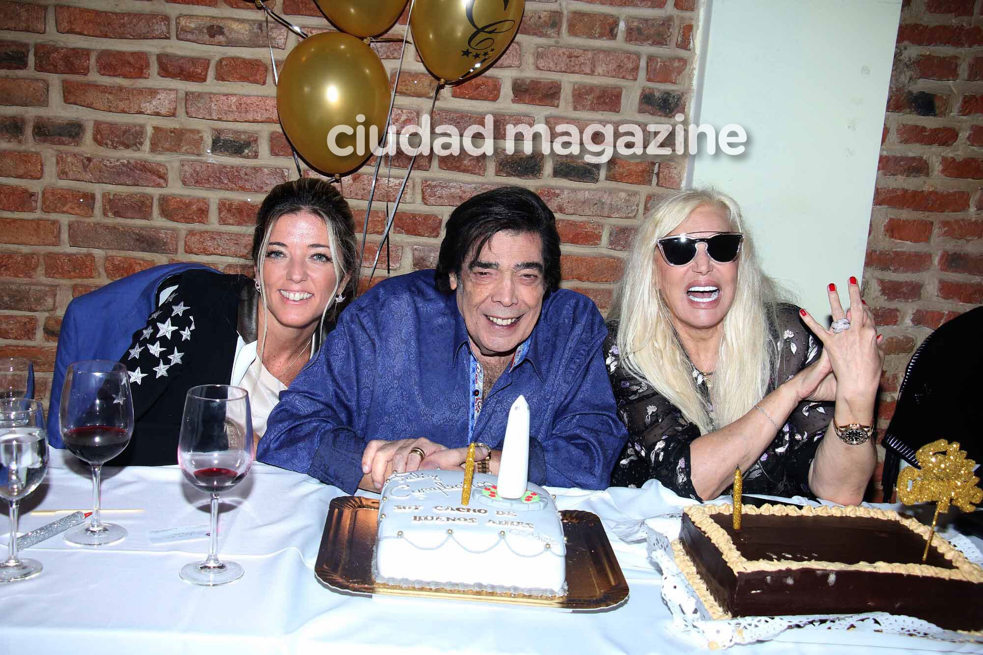 La intimidad del cumpleaños de Cacho Castaña en el Café La Humedad. (Foto: Ciudad / Movilpress)