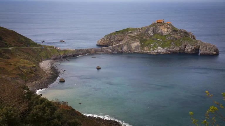 La isla donde se grabó Game of Thrones es uno de los parajes imperdibles para visitar en la costa vasca