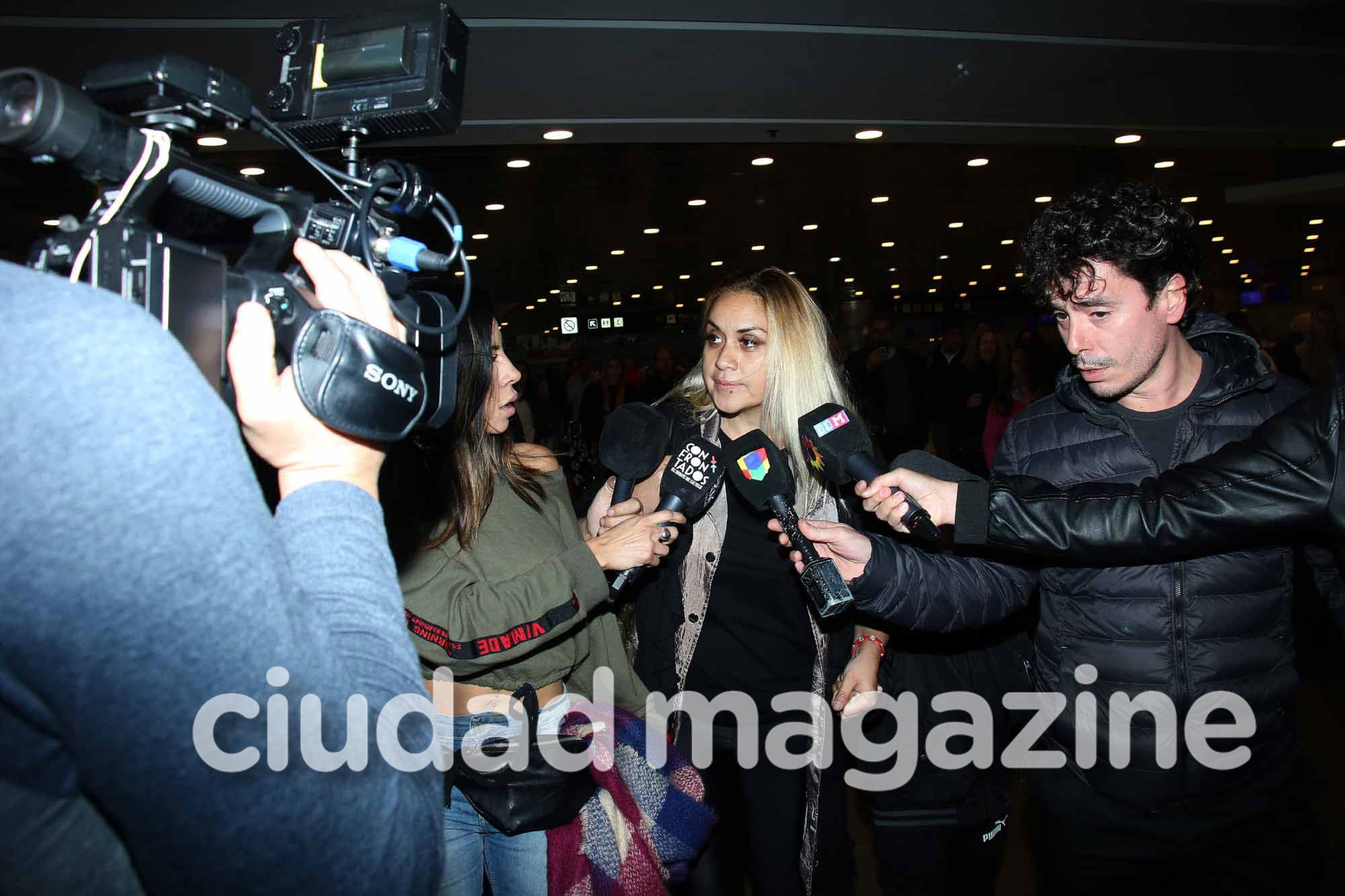 La llegada a la Argentina de Verónica Ojeda y Dieguito Fernando, tras su pelea con Maradona. (Foto: Movilpress)