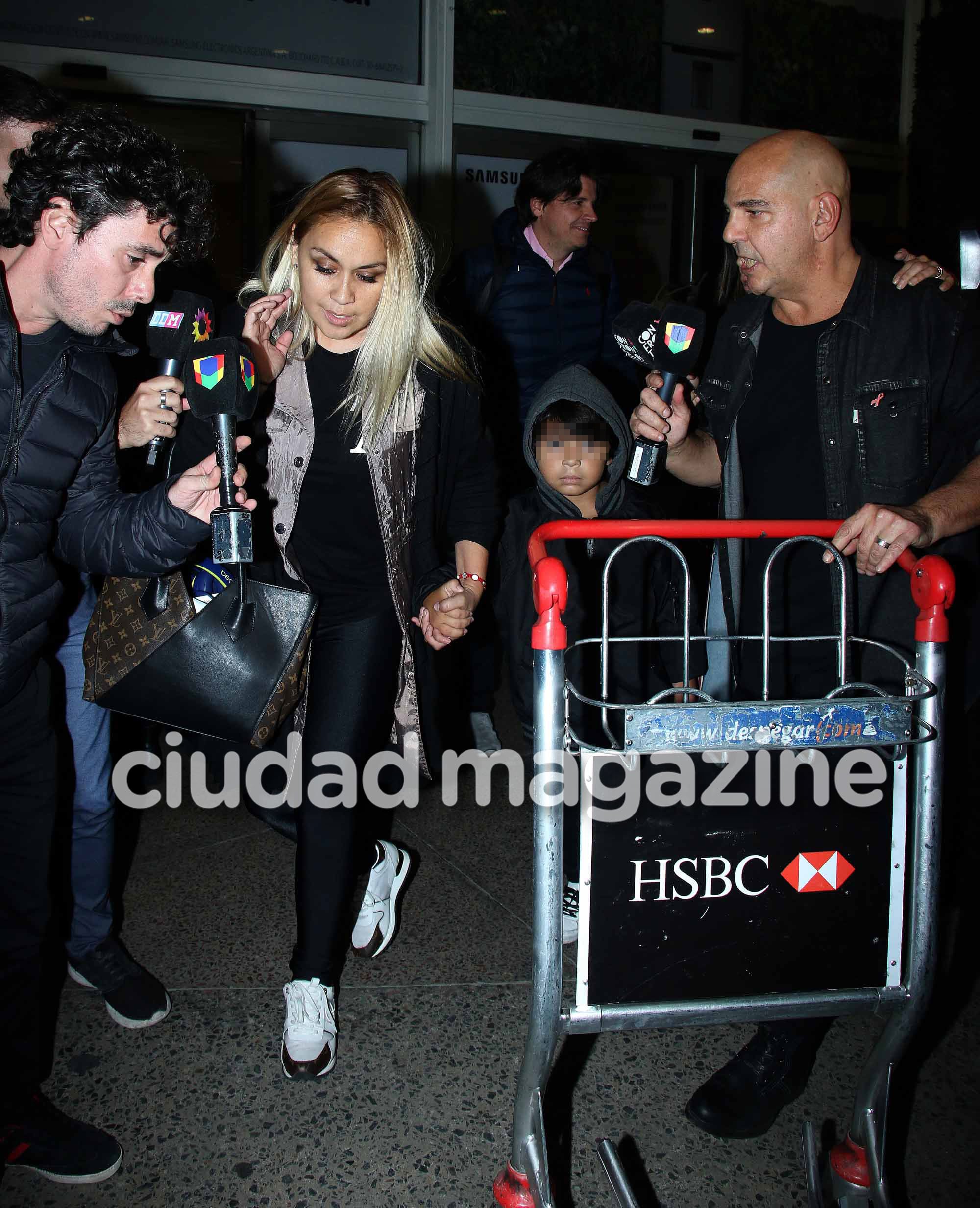 La llegada a la Argentina de Verónica Ojeda y Dieguito Fernando, tras su pelea con Maradona. (Foto: Movilpress)