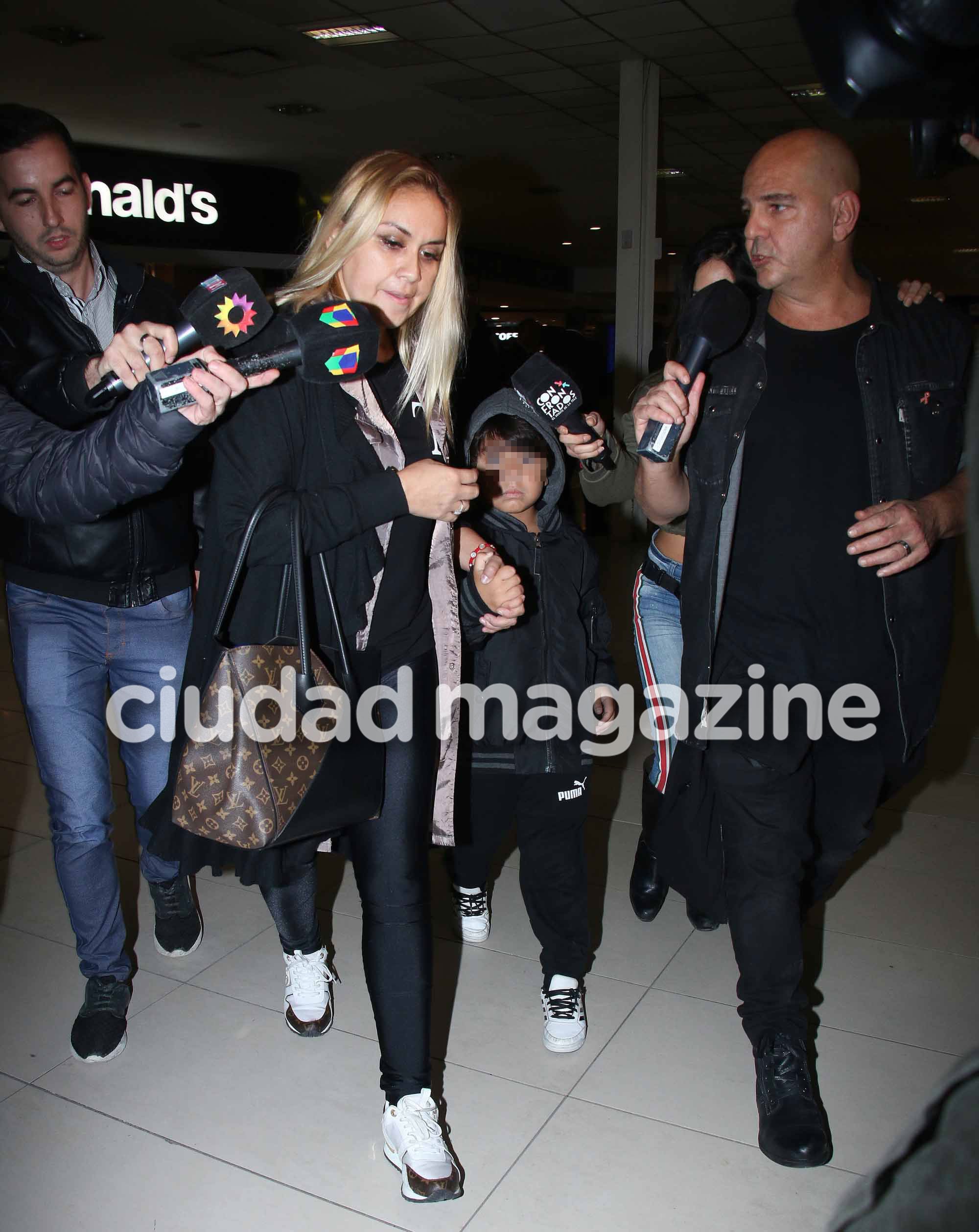 La llegada a la Argentina de Verónica Ojeda y Dieguito Fernando, tras su pelea con Maradona. (Foto: Movilpress)