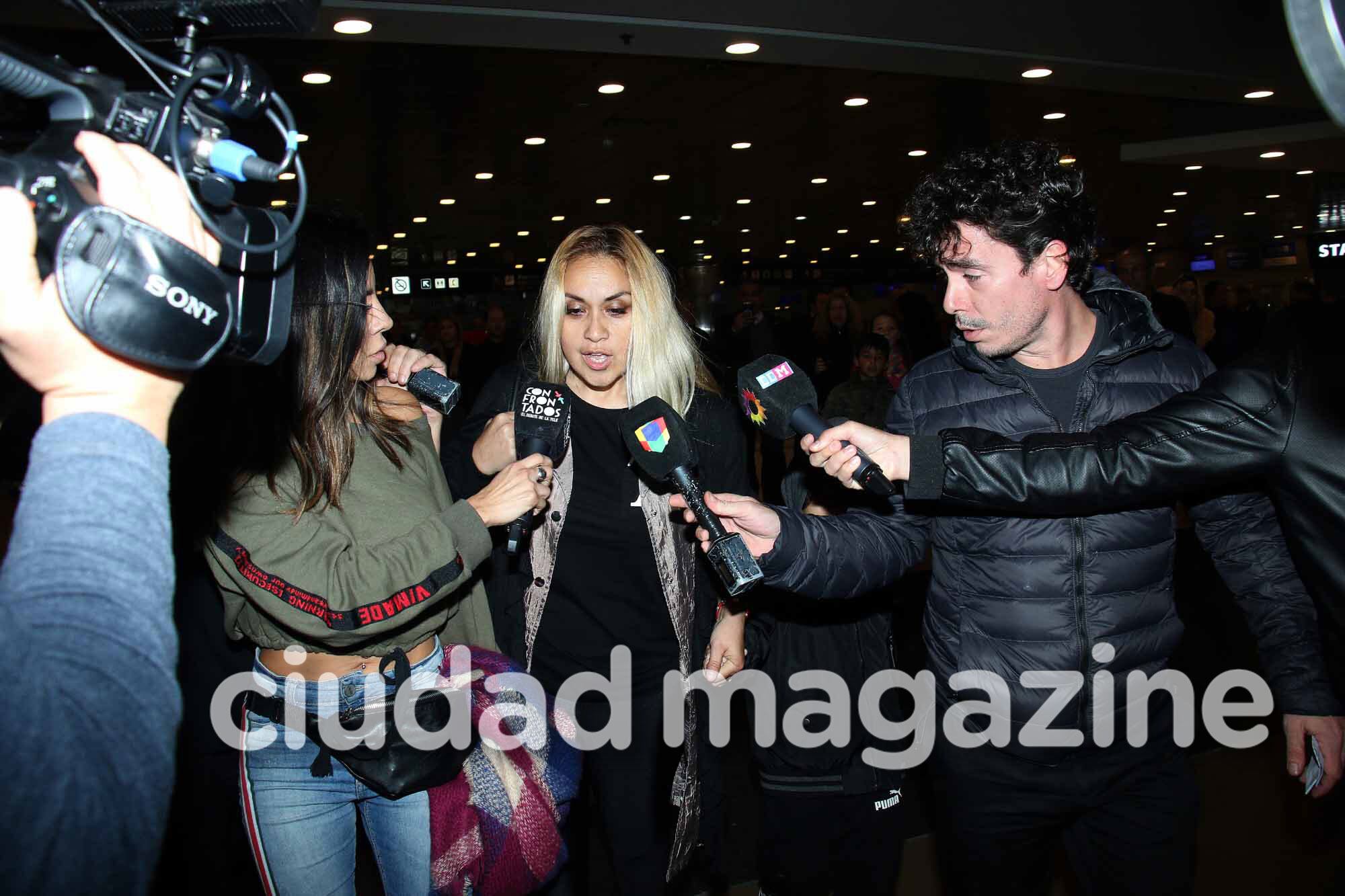 La llegada a la Argentina de Verónica Ojeda y Dieguito Fernando, tras su pelea con Maradona. (Foto: Movilpress)