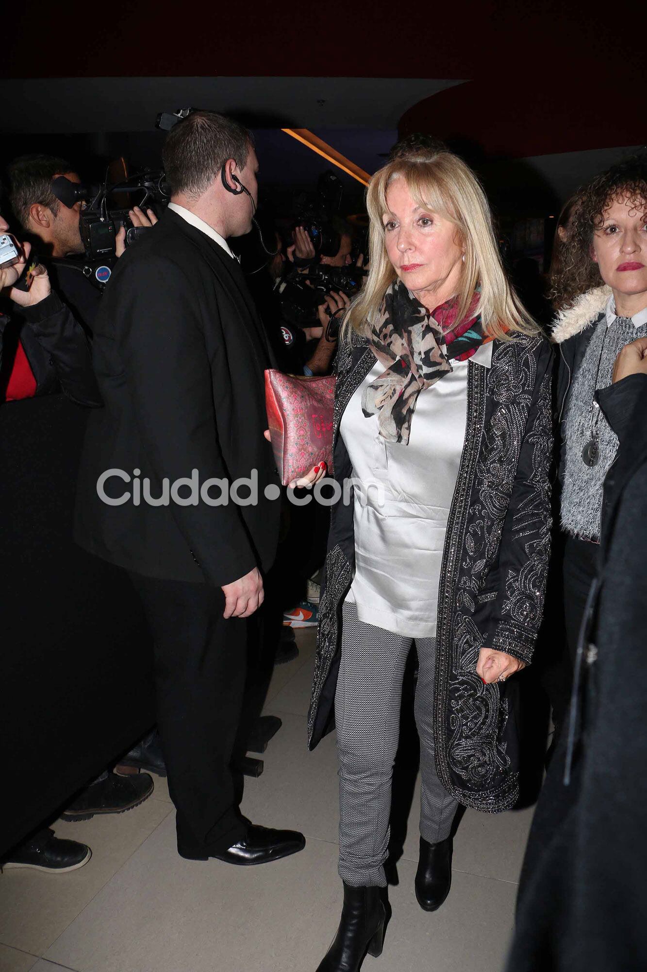 La mamá de Benjamín Vicuña, también en el estreno de El hilo rojo (Fotos: Movilpress).