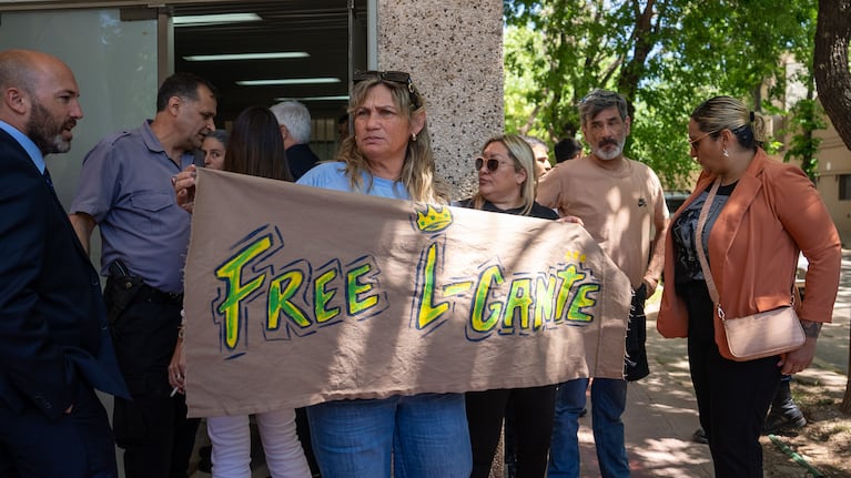 La mamá de L-Gante con una bandera de "Free L-Gante" en la previa del veredicto del juicio por privación de la libertad y amenazas. (Fotos: Agustina Ribó / TN)