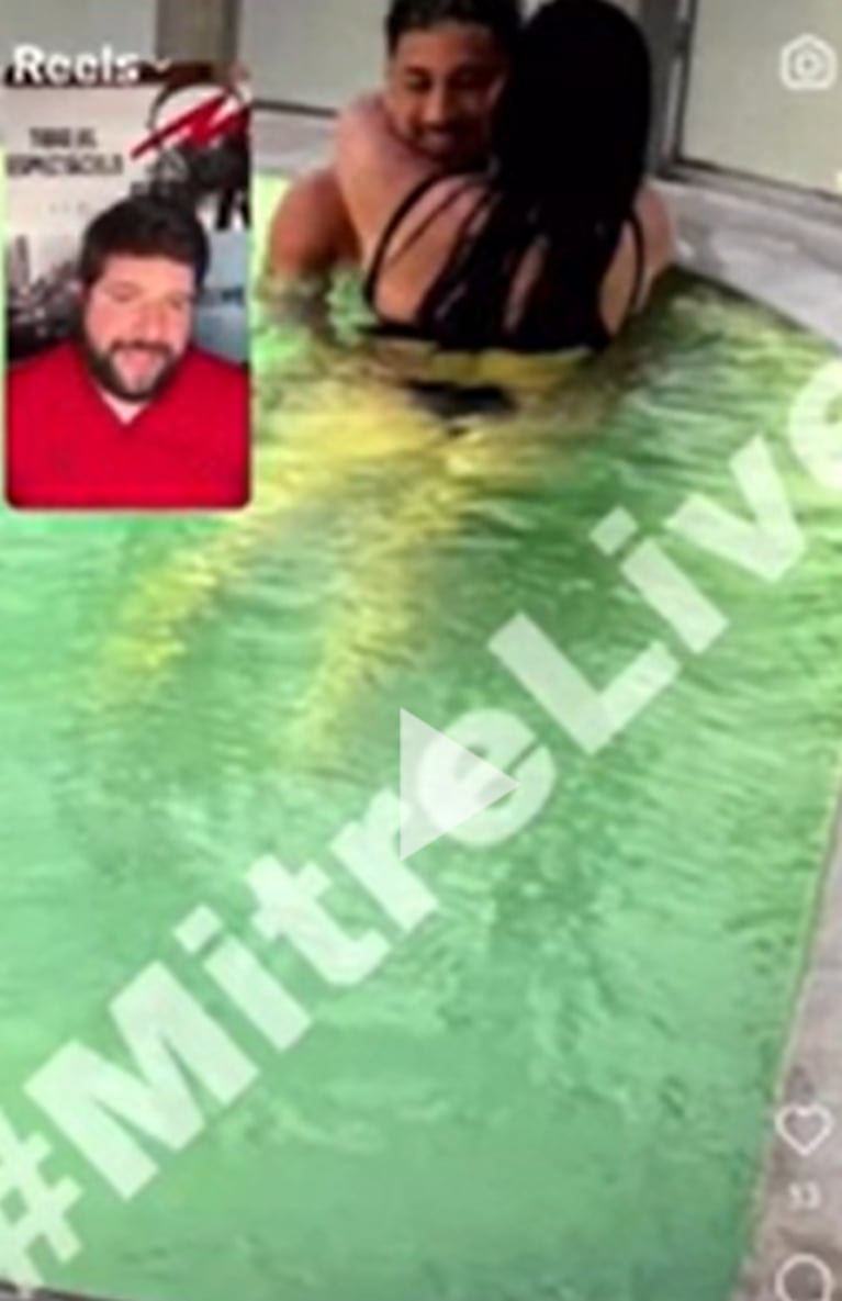 La mamá de Tomás y Yao en la piscina de un hotel.