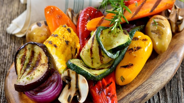 La mejor receta: así se hace la parrillada de vegetales para ofrecer un festín vegano con sabor a asado