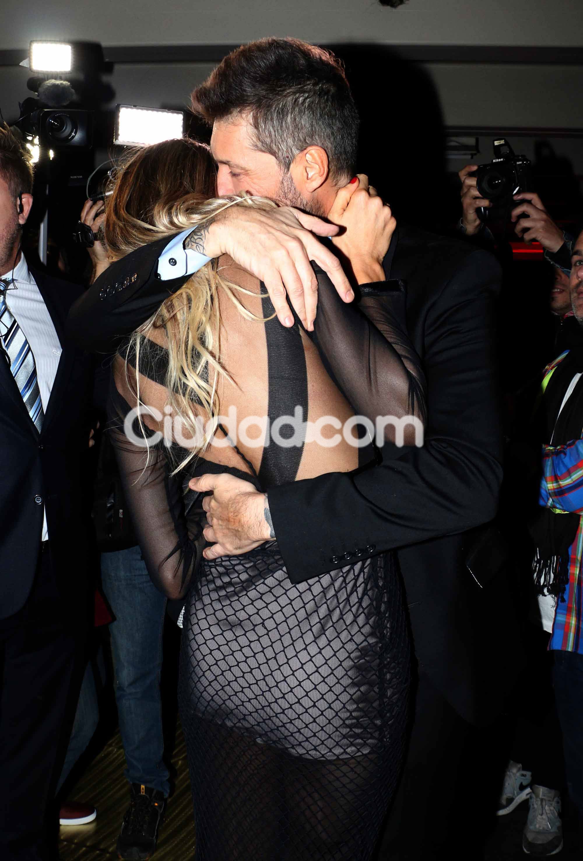 La noche de besos y romance de Marcelo Tinelli y Guillermina Valdés en el BAFWeek. (Foto: Movilpress)