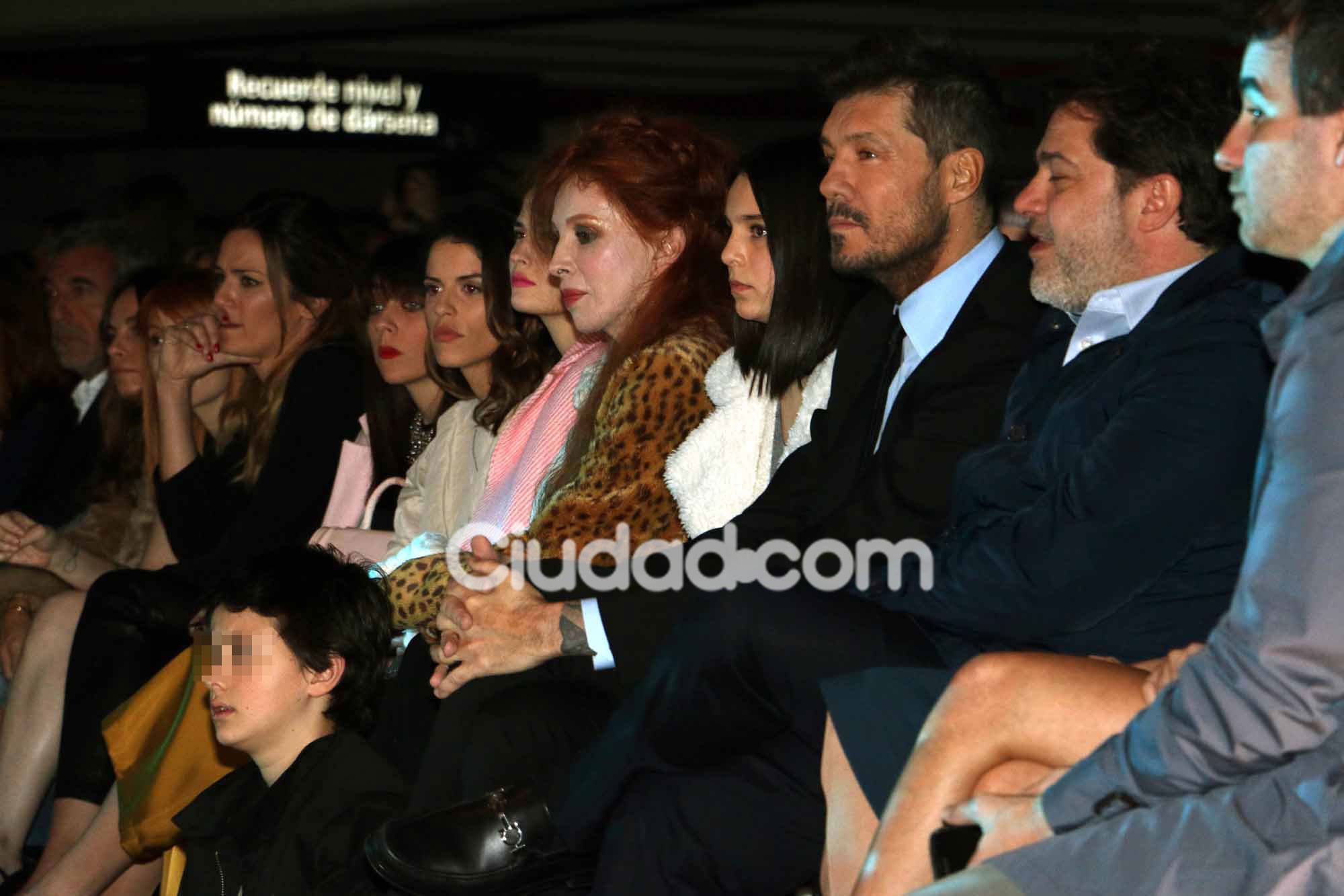 La noche de besos y romance de Marcelo Tinelli y Guillermina Valdés en el BAFWeek. (Foto: Movilpress)