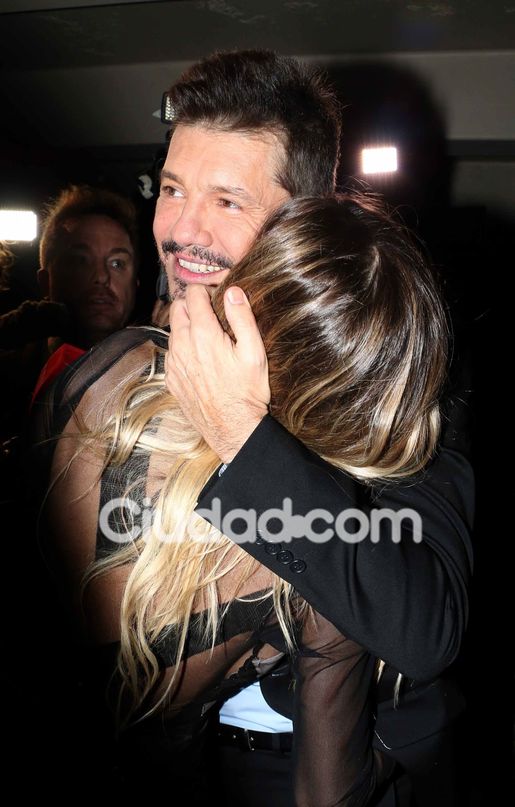 La noche de besos y romance de Marcelo Tinelli y Guillermina Valdés en el BAFWeek. (Foto: Movilpress)