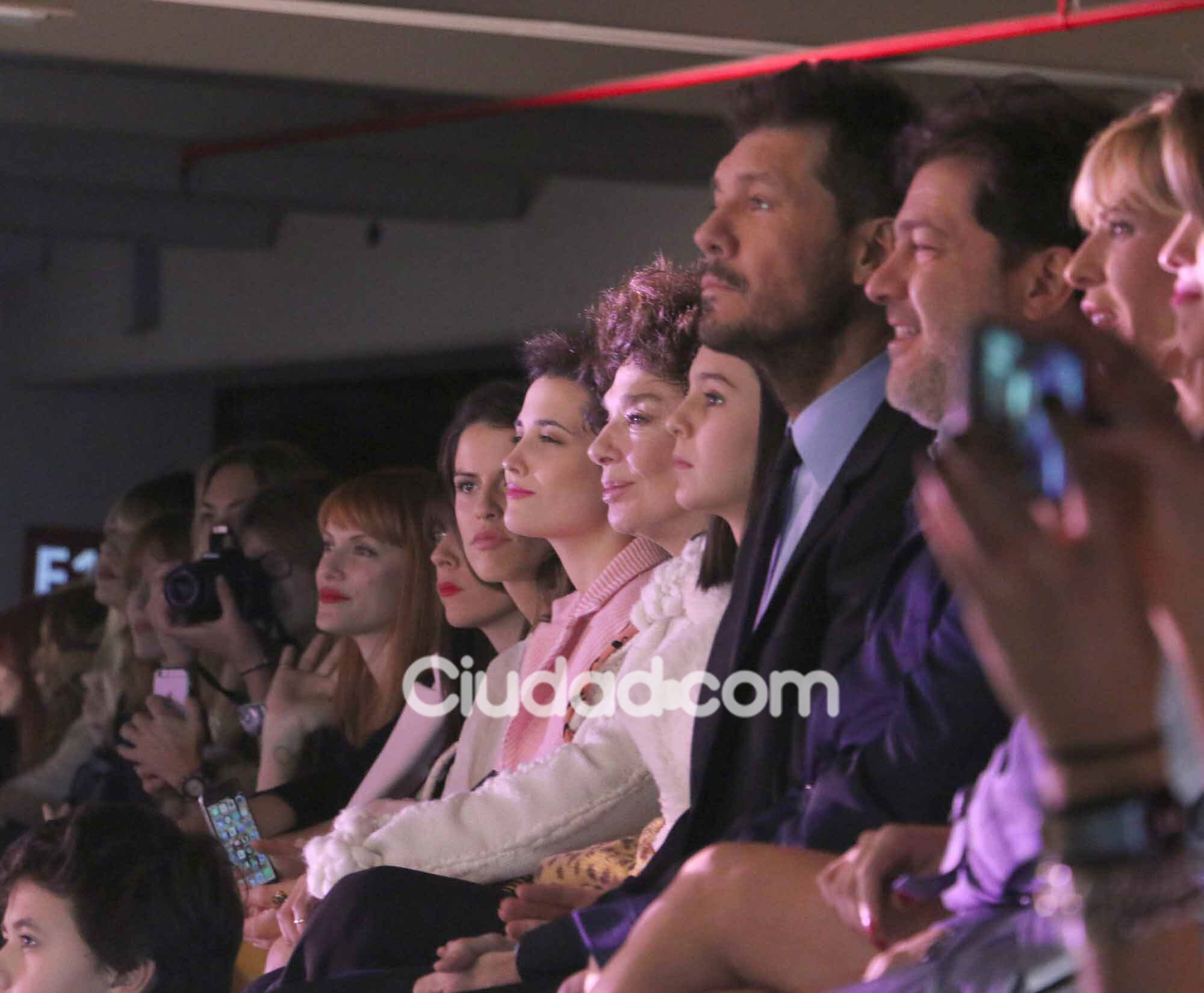 La noche de besos y romance de Marcelo Tinelli y Guillermina Valdés en el BAFWeek. (Foto: Movilpress)