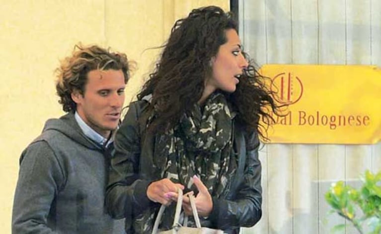 La nueva "victoria" de Diego Forlán: cerca de una sexy morocha. (Foto: Revista Caras)