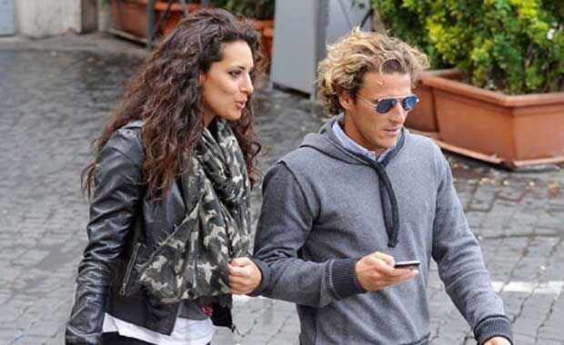 La nueva "victoria" de Diego Forlán: cerca de una sexy morocha. (Foto: Revista Caras)