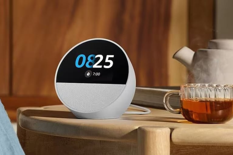 La pantalla del Echo Spot facilita la configuración de alarmas.
