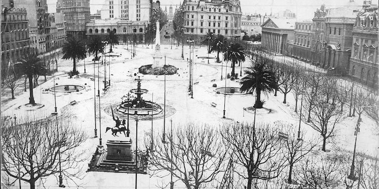 La Plaza de Mayo cubierta de nieve (Foto: Archivo General de la Nación Argentina)