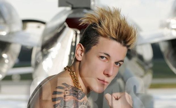 La polémica producción de Alexander Caniggia con un arma (Foto: revista Caras).