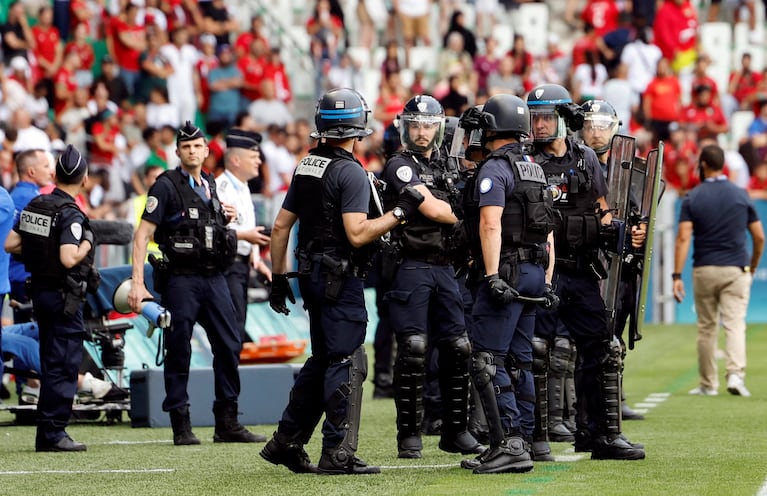 La policía custodia la invasión de cancha de los hinchas marroquíes. (Foto REUTERS/Thaier Al-Sudani)