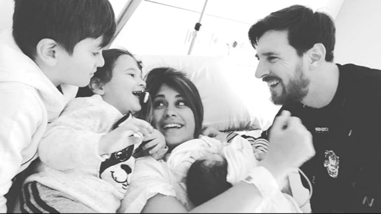 La postal de Messi y Antonella Roccuzzo con su bebé recién nacido y sus hermanitos (Foto: Instagram)