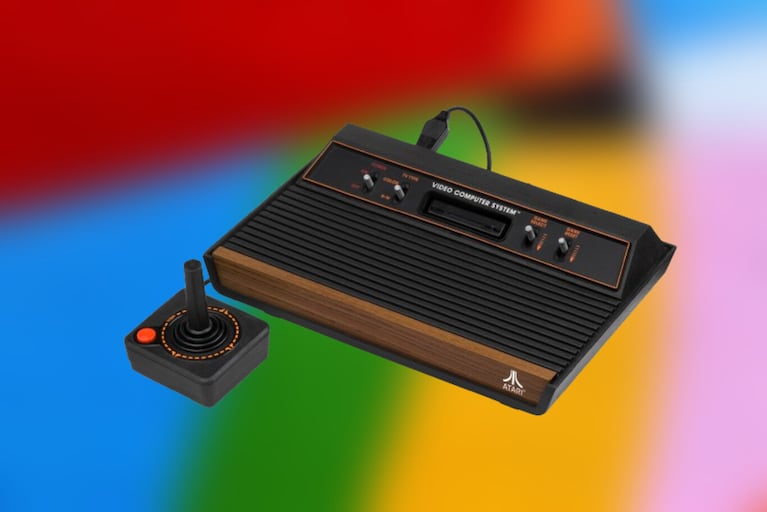 La primera consola Intellivision fue lanzada por Mattel Electronics en 1979, compitiendo con la famosa Atari 2600 de Atari. 