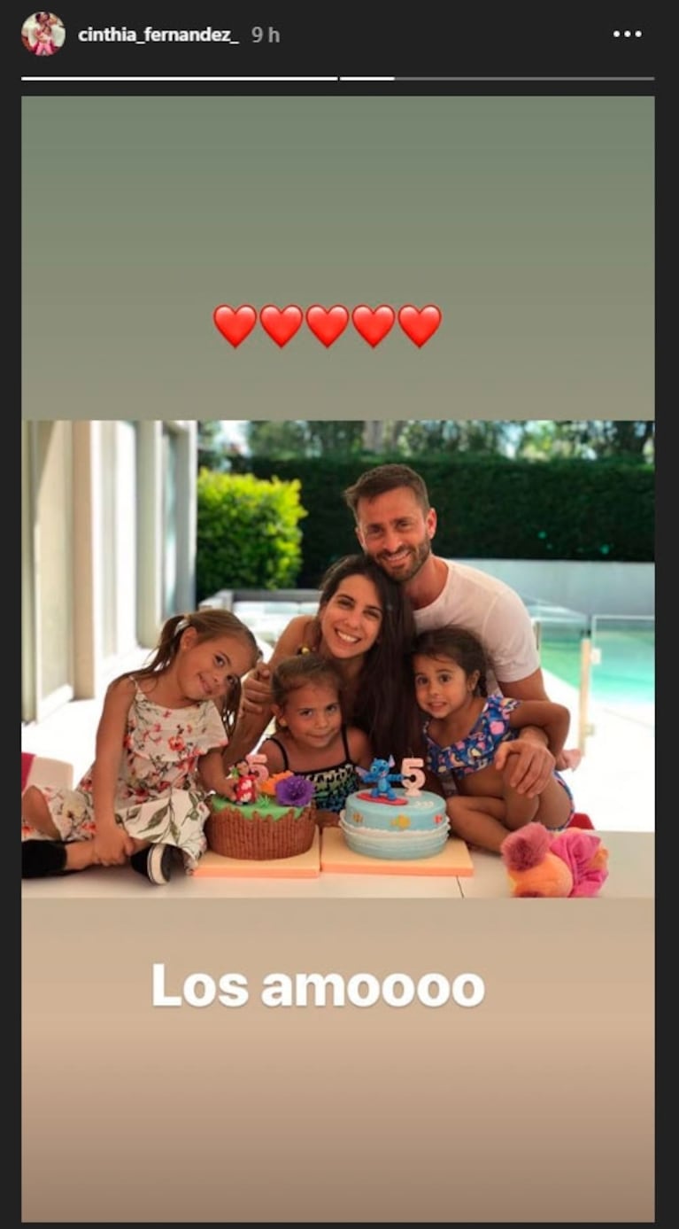 La primera foto de Cinthia Fernández con sus hijas y su novio en el cumple de las gemelas