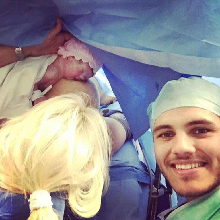 La primera foto de Francesca Icardi, a instantes de su nacimiento. (Foto: Twitter)