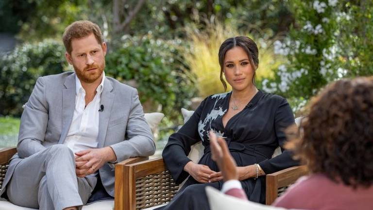 La realeza británica aborda las dañinas acusaciones de racismo de Harry y Meghan