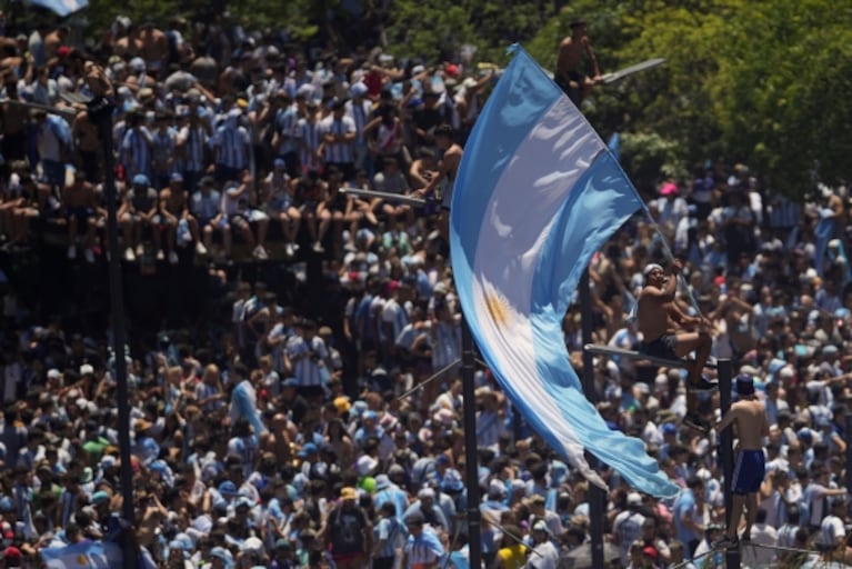 La Selección se tuvo que subir a un helicóptero: más de 5 millones recibieron a los campeones del mundo