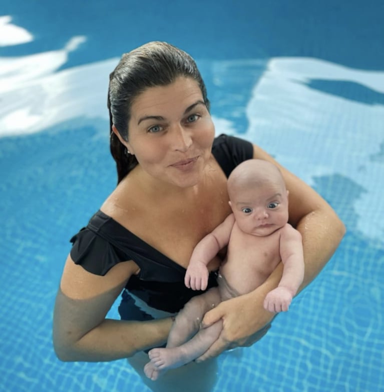 La tierna foto de Angie Balbiani y su hijo Cósimo en la piscina: "Fanáticos del agua"