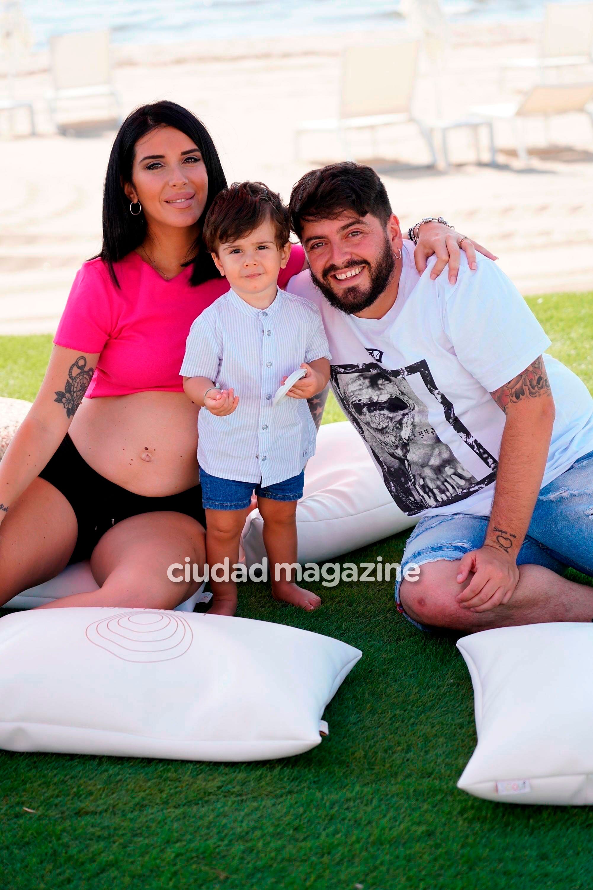 La tierna sesión de fotos de Diego Maradona junto a Diego Matías y Nunzia Pennino, embarazada. (Foto: Grosby Group)