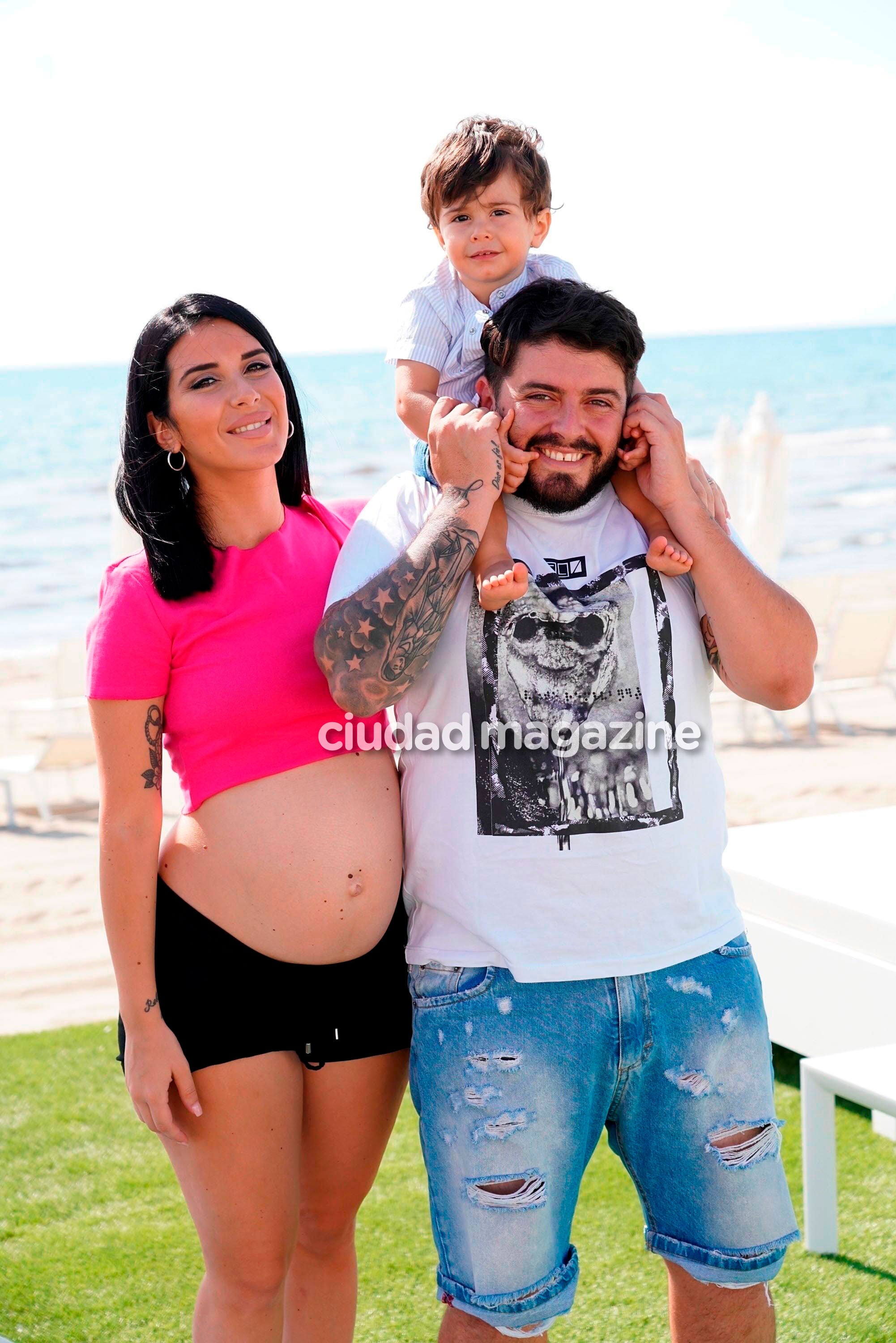 La tierna sesión de fotos de Diego Maradona junto a Diego Matías y Nunzia Pennino, embarazada. (Foto: Grosby Group)