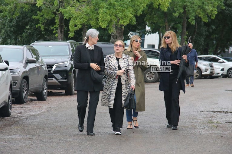 La triste despedida de Ricardo Piñeiro: en la imagen Teresa Garbesi y Karina Rabolini  (Foto: Movilpress)