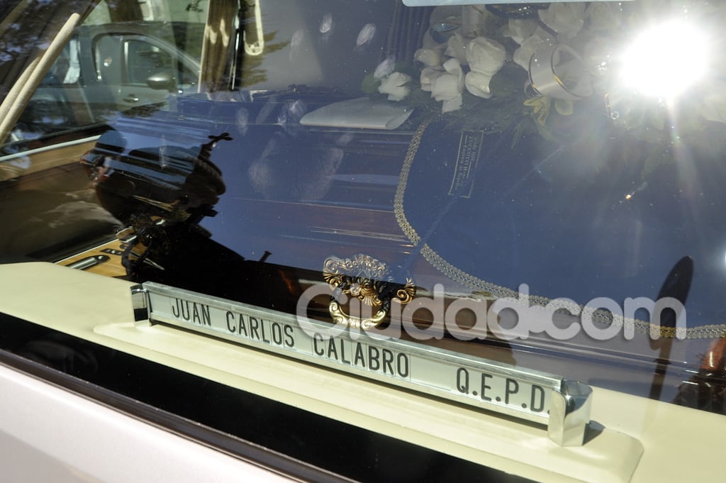 La última despedida a Juan Carlos Calabró. (Foto: Jennifer Rubio - Ciudad.com)