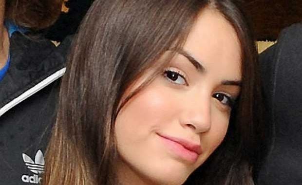 Lali Espósito, con puntas desgastadas. (Foto: Web)