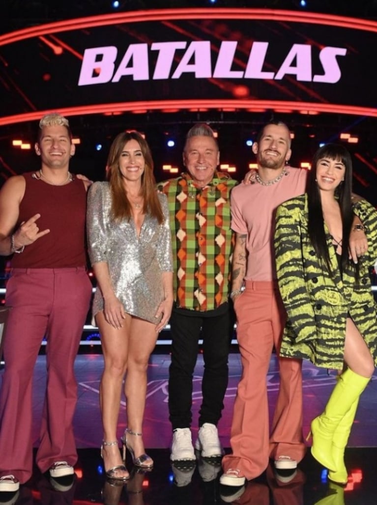 Lali Espósito impactó con su look en La Voz: saco animal print, audaz vestido negro y botas verde limón