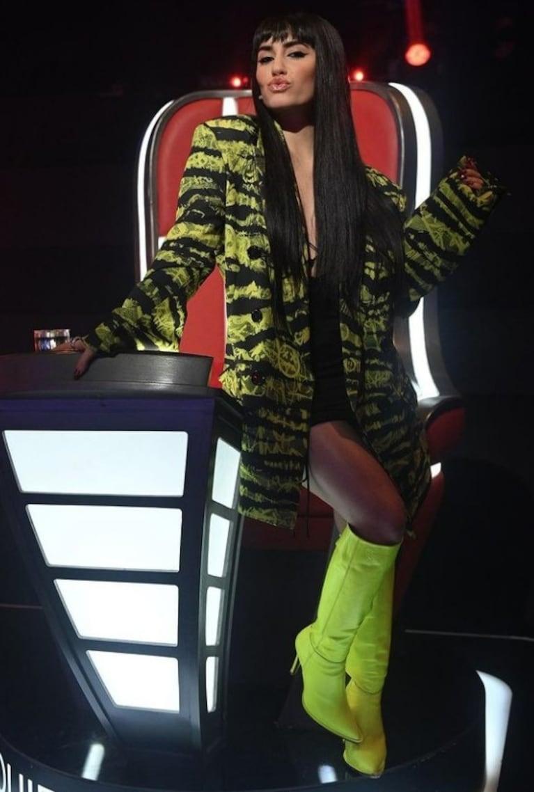 Lali Espósito impactó con su look en La Voz: saco animal print, audaz vestido negro y botas verde limón