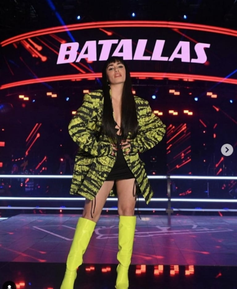 Lali Espósito impactó con su look en La Voz: saco animal print, audaz vestido negro y botas verde limón