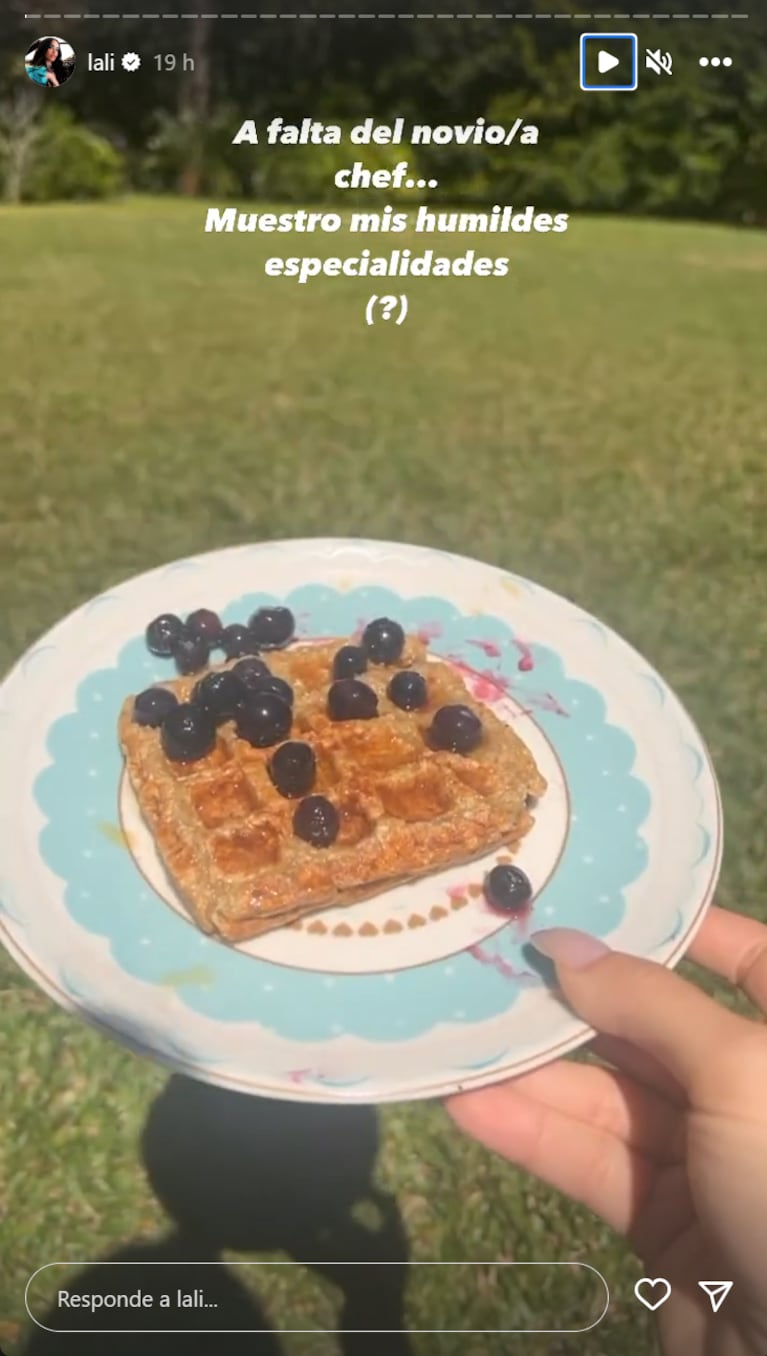 Lali Espósito mostró su especialidad en la cocina: waffles con salsa y arándanos