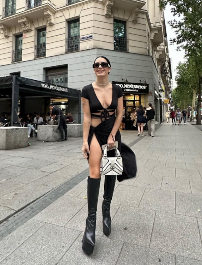 Lali Espósito posó en las calles de Madrid con un outfit total black de tajos laterales y mega escote