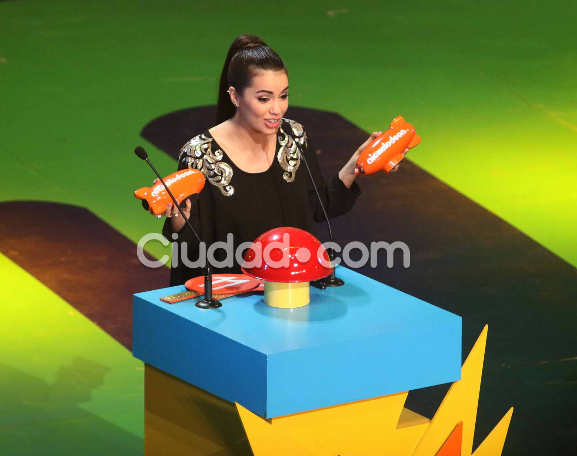 Lali Espósito recibiendo dos de sus premios. (Foto: Movilpress-Ciudad.com)