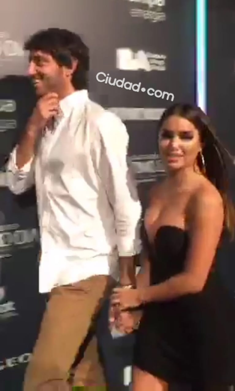 Lali Espósito y Santiago Mocorrea, enamorados en el estreno de Séptimo Día: ¡tomados de la mano durante toda la alfombra roja!