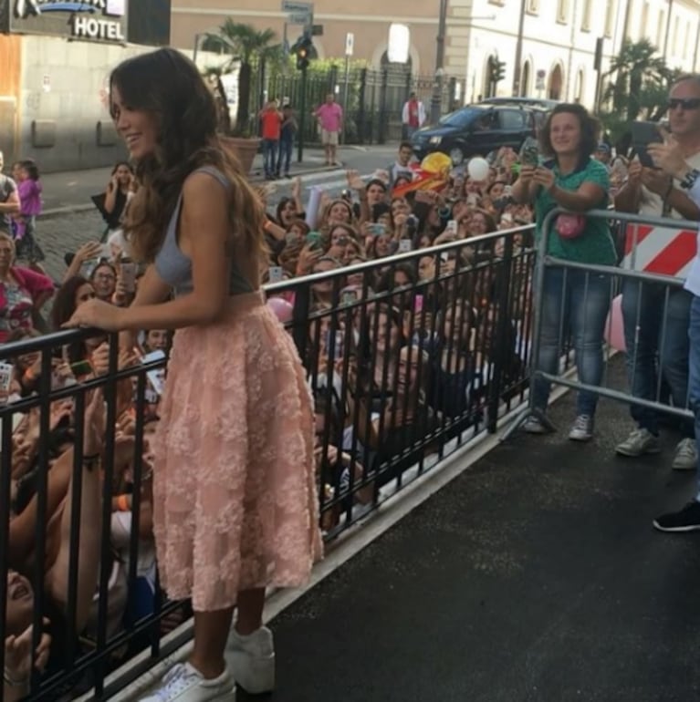 Lali Espósito y un outfit ¡muy hot! en Italia: look sin corpiño y con la espalda descubierta