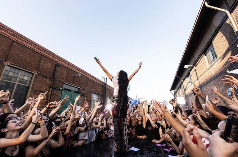 Lali junto a sus fanáticos en la grabación del videoclip de "No me importa".