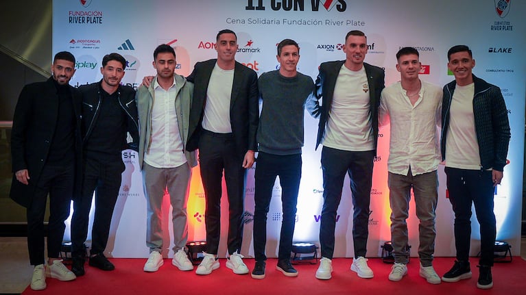 Lanzini, Casco, Pity Martínez, Ramiro Fnunes Mori, Nacho Fernández, Armani, Mastantuono y Kranevitter en la Cena Solidaria de la Fundación River. (Foto: Nicolás González - TN)