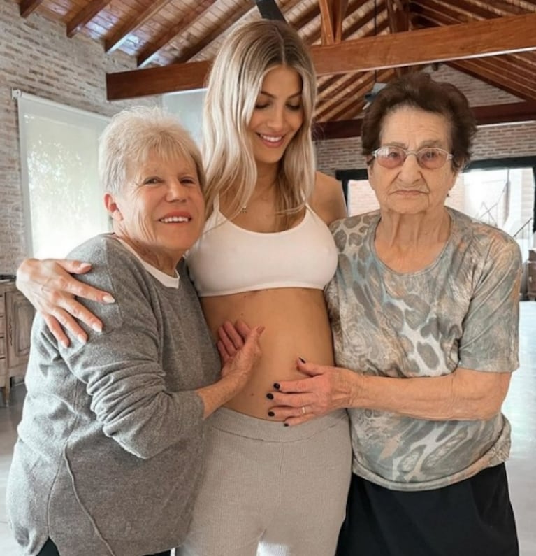 Las abuelas de Cande Ruggeri acariciaron su pancita de embarazada: las fotos más dulces